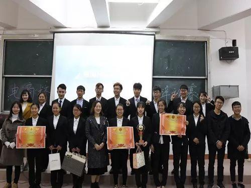 隔夜要闻：道指与标普再创新高 美国黄金价格走低 美国推动国债交易迈向中央清算 苹果市值再次突破3万亿美元